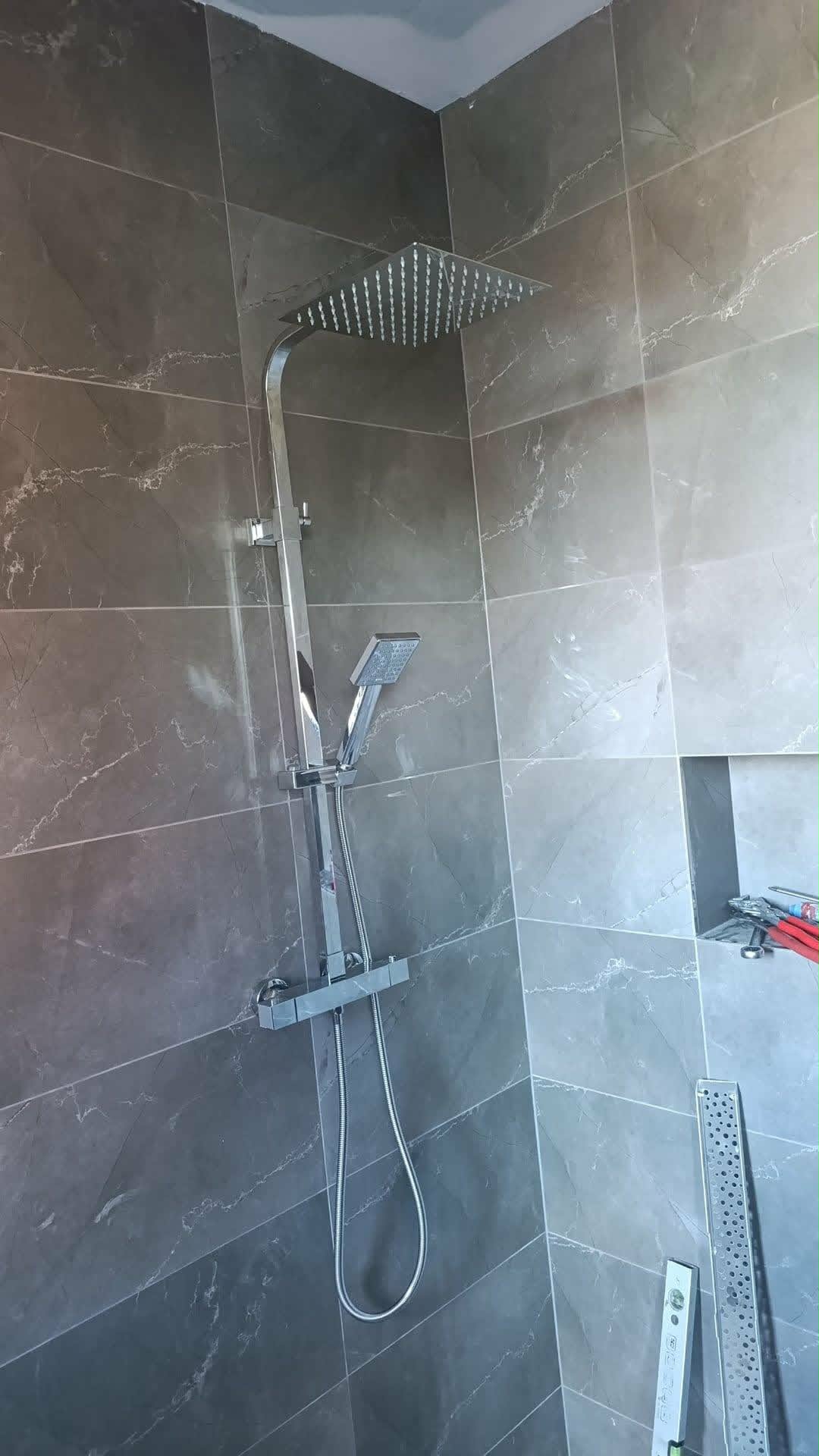 Instalatér při práci